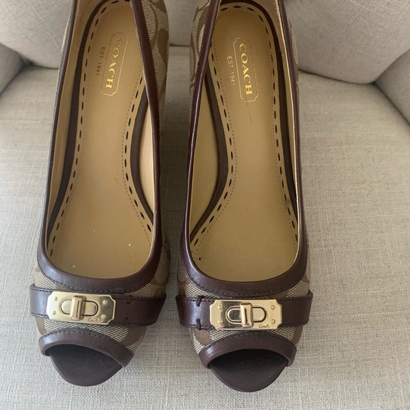 GORGEOUS SIZE 7.5 COACH SHOES - Picture 4 of 5